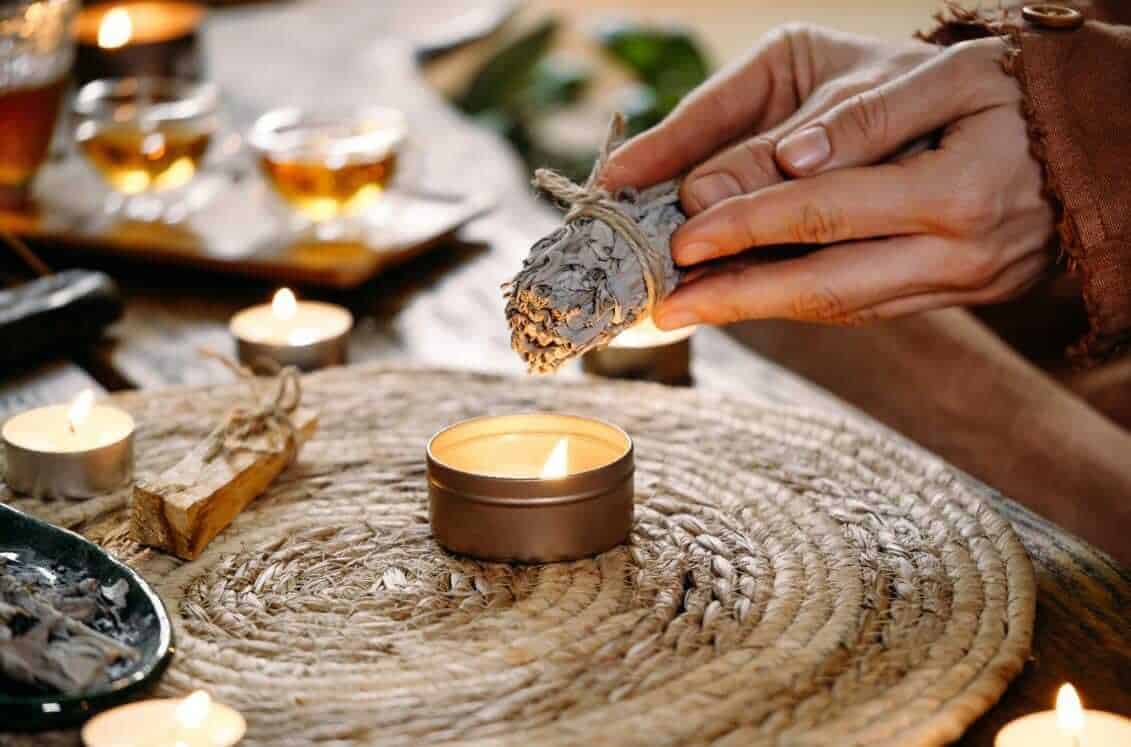 Barbara Hattinger führt ein Mond-Ritual zur energetischen Reinigung durch – loslassen, entspannen und neue Energie tanken.