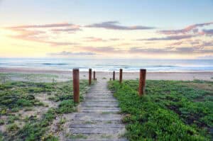 Ein Weg führt zum Meer – Symbol für Klarheit, inneren Weg und persönliche Transformation