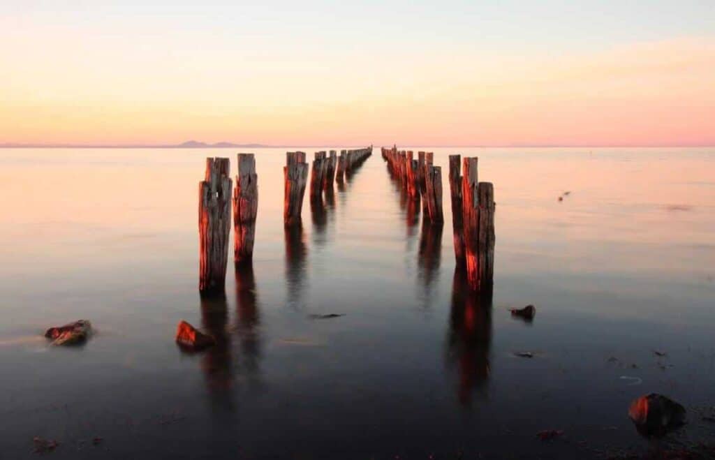 Ein Weg führt ins Meer – Symbol für Klarheit, inneren Weg und persönliche Transformation